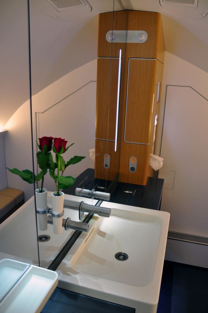 Der erste Airbus A380 der Lufthansa (das Badezimmer der First Class)