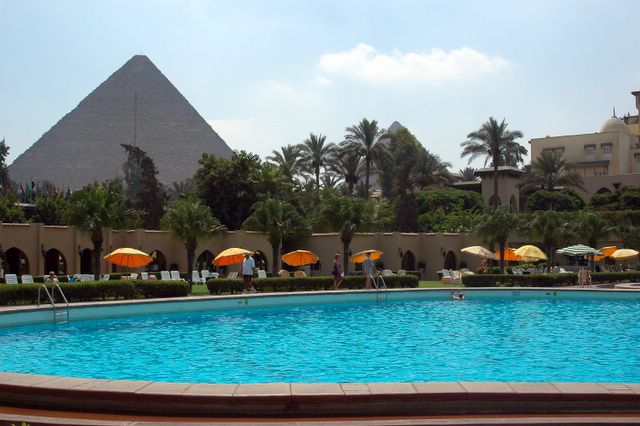 Der Pool des Mena House Oberoi Hotel mit Blick auf die Pyramiden