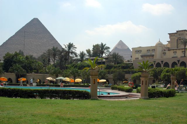 Der Pool des Mena House Oberoi Hotel mit Blick auf die Pyramiden