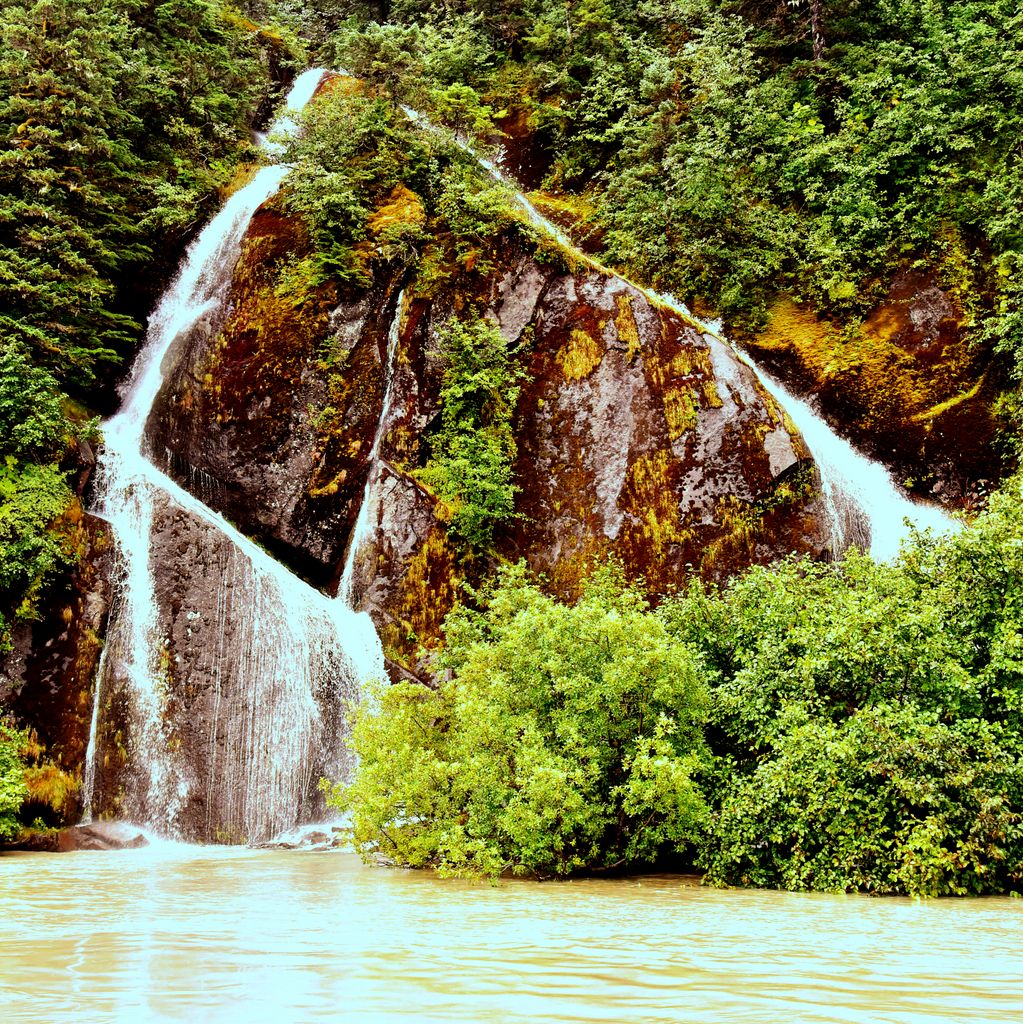 Ein Wasserfall im Stikine River