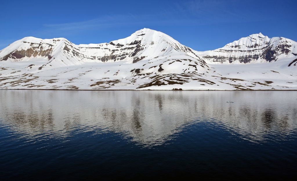 Wasser-Spiegelung in Burgerbukta, Spitzbergen