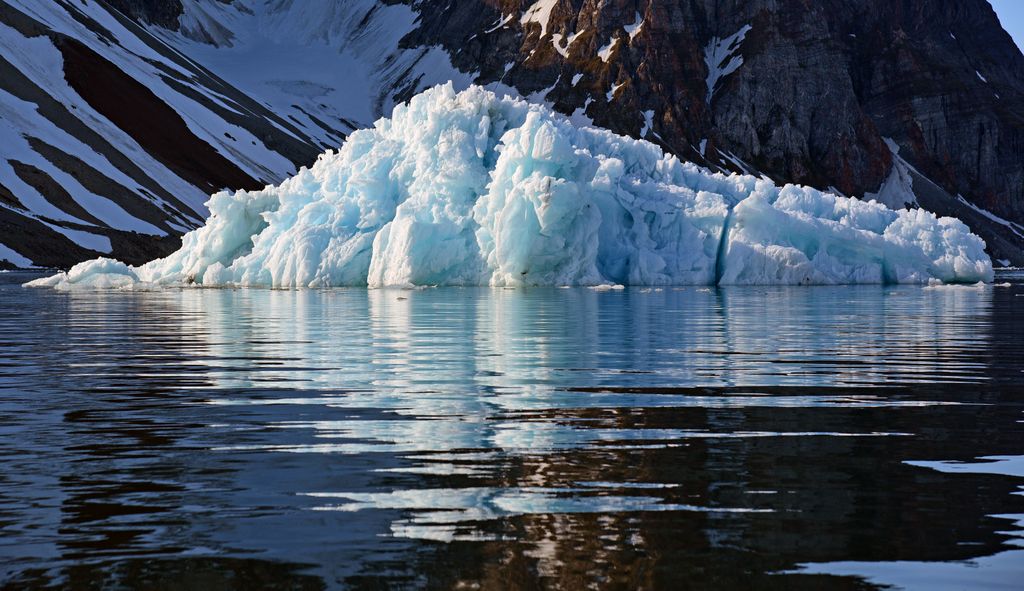 Ein Eisberg in Burgerbukta, Spitzbergen