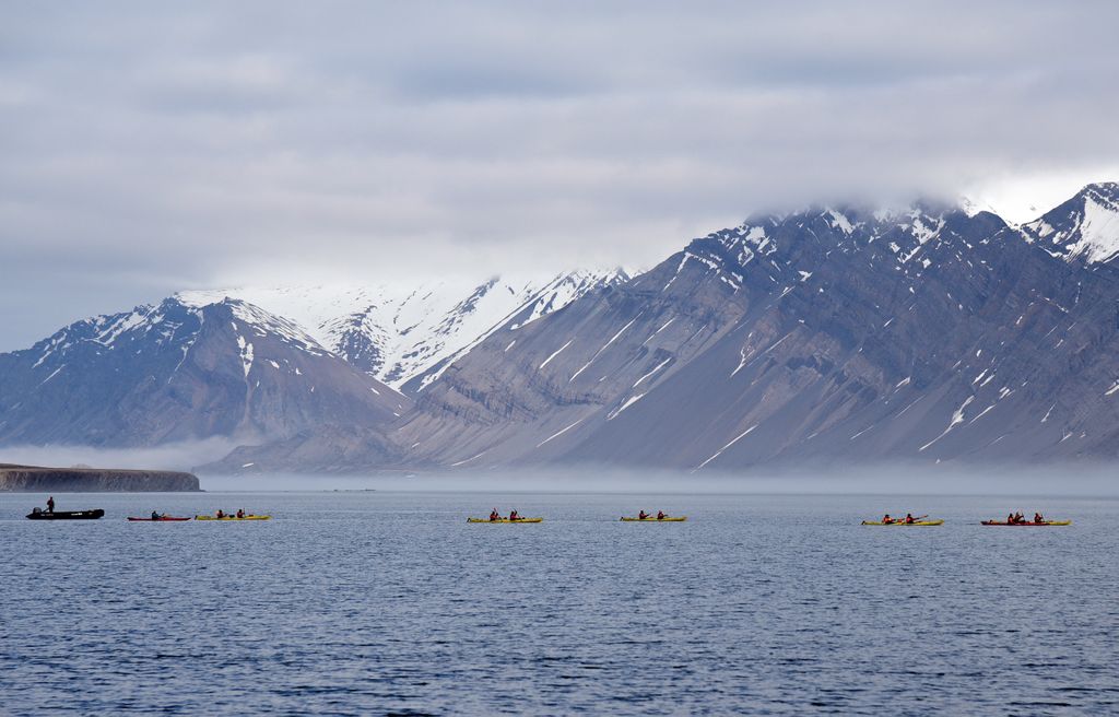 Kajak fahren vor Bamsebu, Spitzbergen