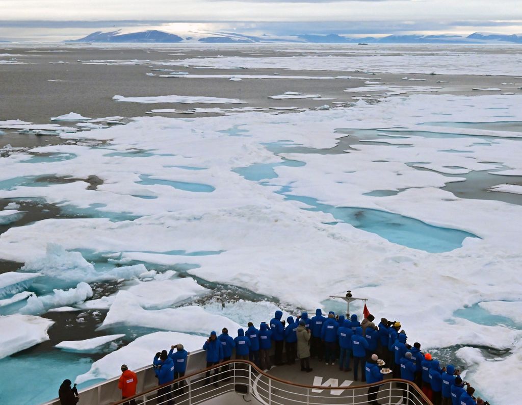 Das Packeis, gesehen vom Inspiration-Walk auf der MS HANSEATIC inspiration aus