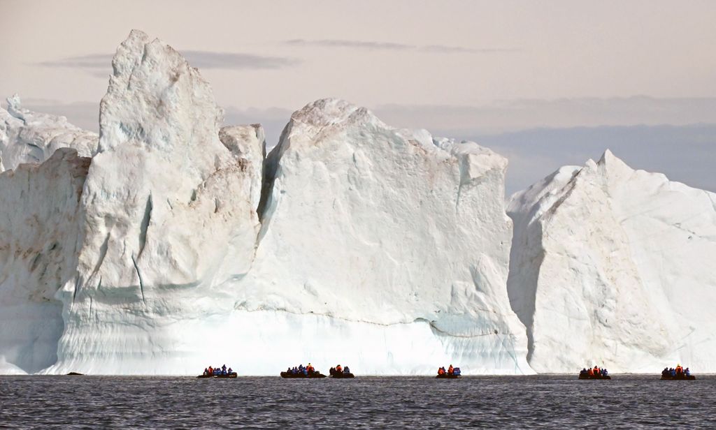 Ein Wal und Zodiacs im Ilulissat-Eisfjord