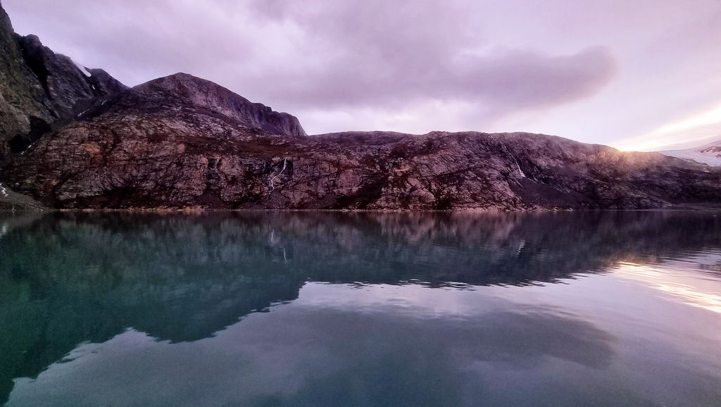 Wie schön: Wasser-Spiegelung nahe Maarmorilik