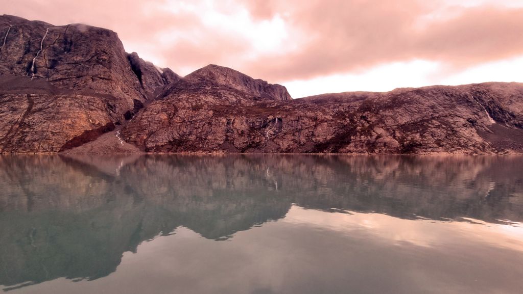 Eine tolle Wasser-Spiegelung nahe Maarmorilik