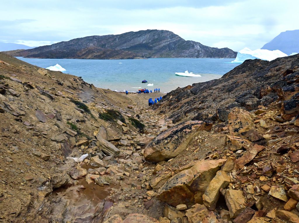 Blick auf Erde und Strand auf Salliaruseq