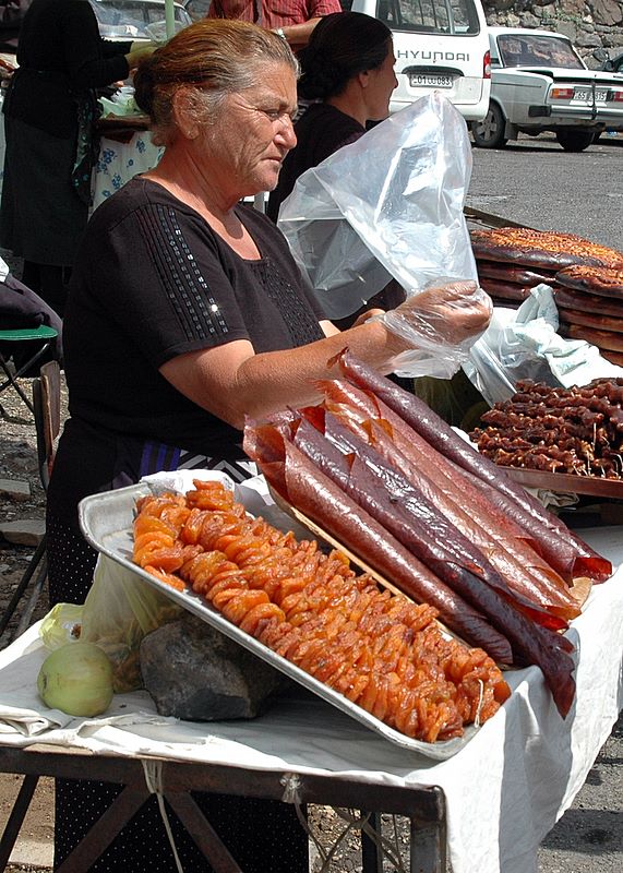 Eine 'Aprikosen am Spieß' Verkäuferin