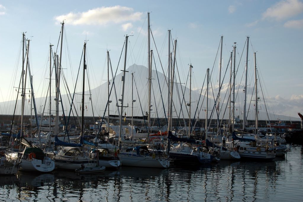 Blick auf den Pico und den Hafen von Horta