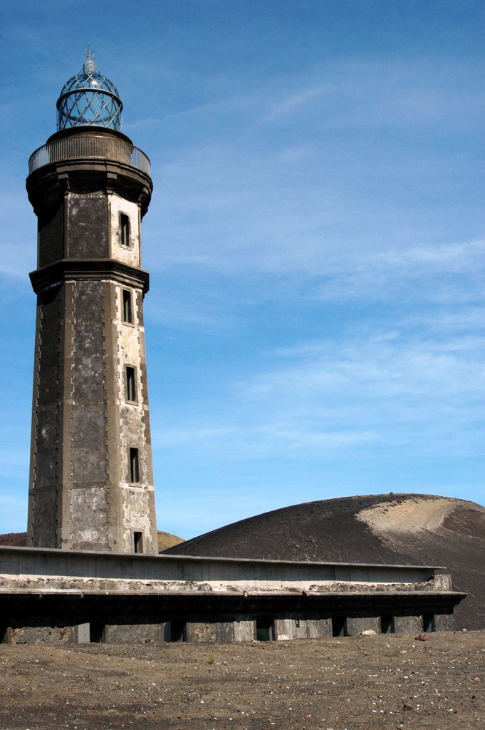 Der nun nicht mehr am Meer liegende Leuchtturm im Vulkan-Gebiet