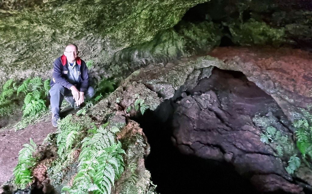 Zinni vor der Höhle Furna da Frei Matias auf Pico