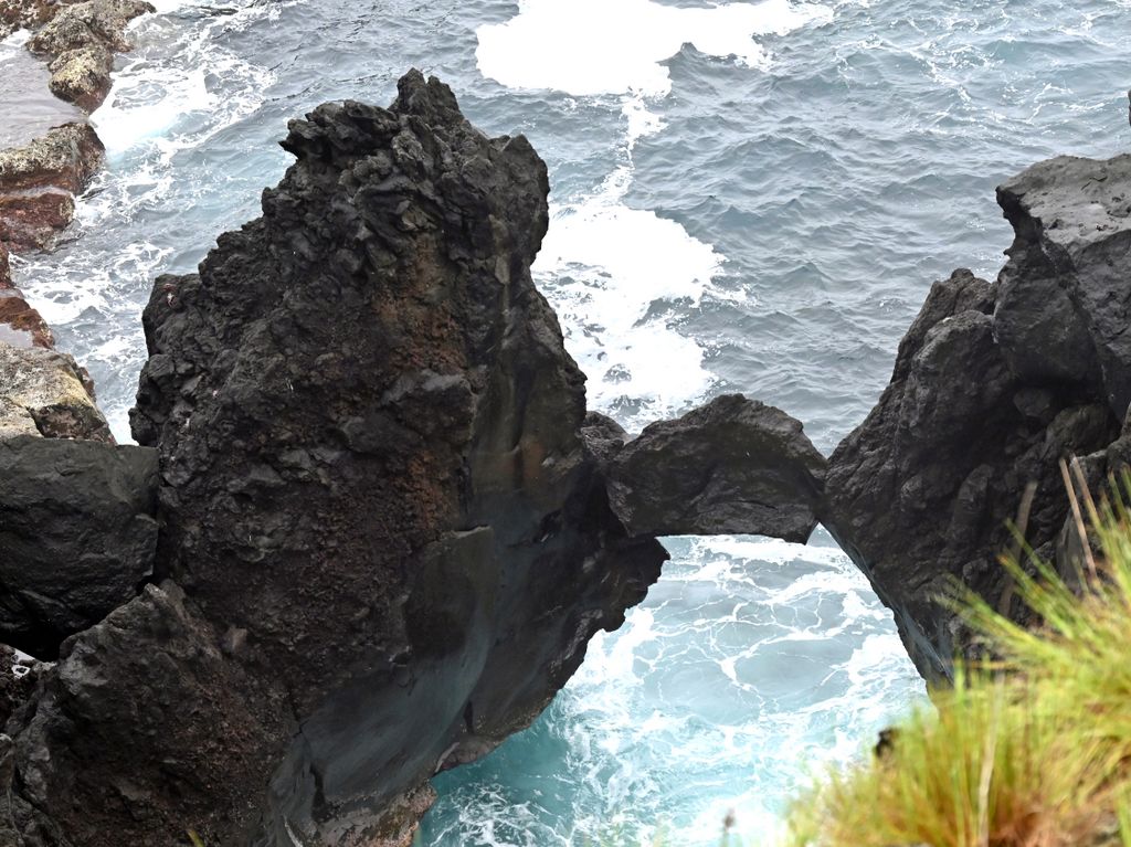 Eine natürliche Brücke an der Küste von Pico