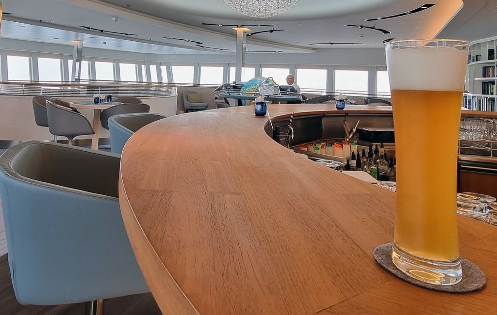 Zinni trinkt ein Bier in der Observation Lounge der MS HANSEATIC spirit auf dem Weg zu den Azoren