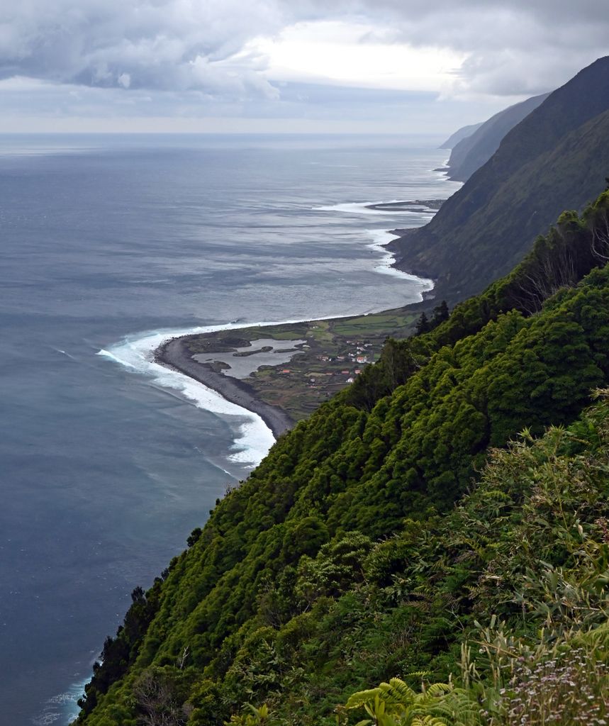 Blick auf eine Fajã auf São Jorge