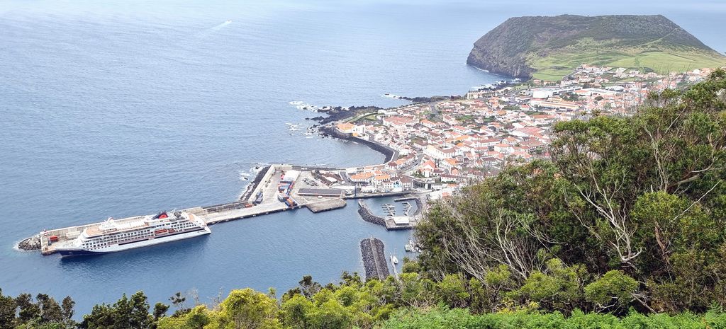 Blick auf Velas auf São Jorge