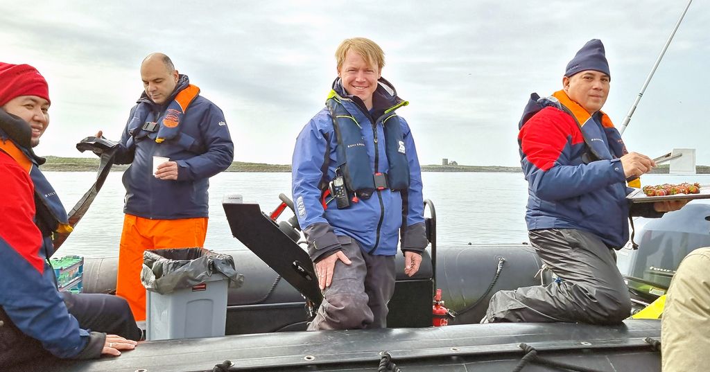 Versorgung der Zodiacs mit Champagner nahe der Farne Islands