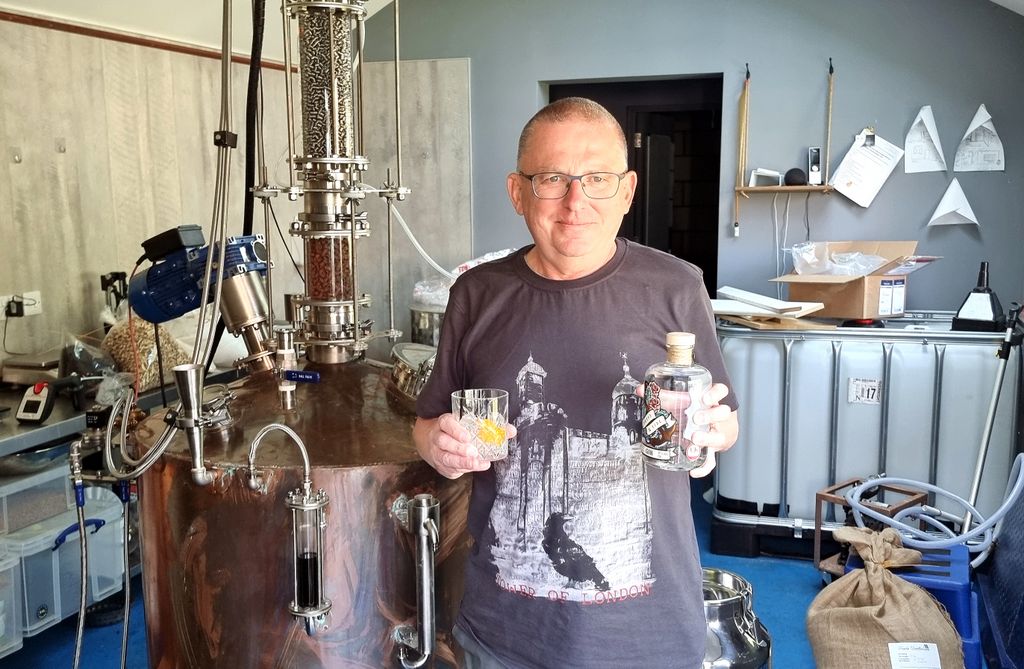 Zinni in der Gin-Destillerie im „The Ship Inn“ auf Holy Island