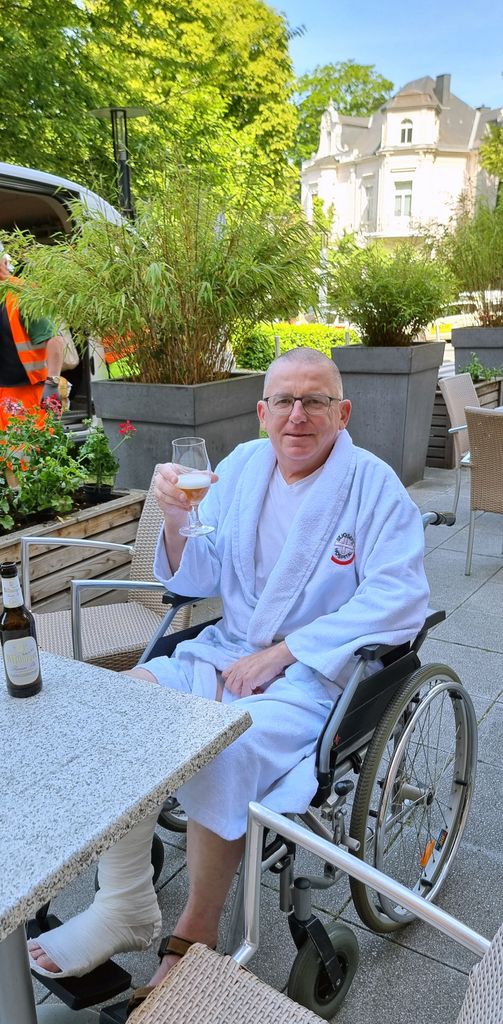 Zinni mit Bier im JoHo Krankenhaus in Wiesbaden