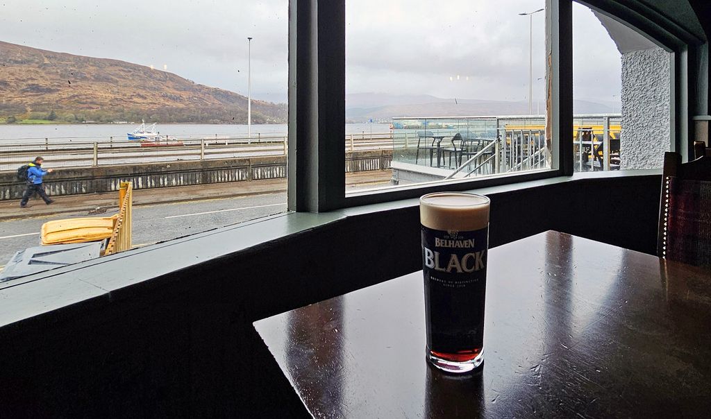 Hafenbier in Fort William mit Ausblick auf Loch Linnhe
