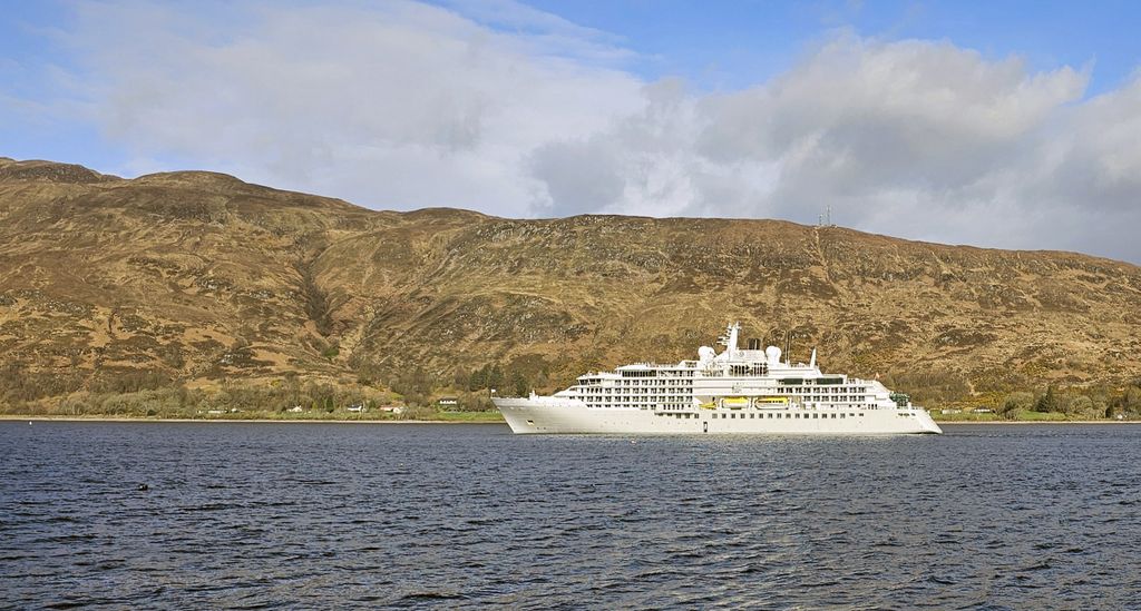 Die Silver Endeavour nahe dem Ufer des Loch Linnhe bei Fort William