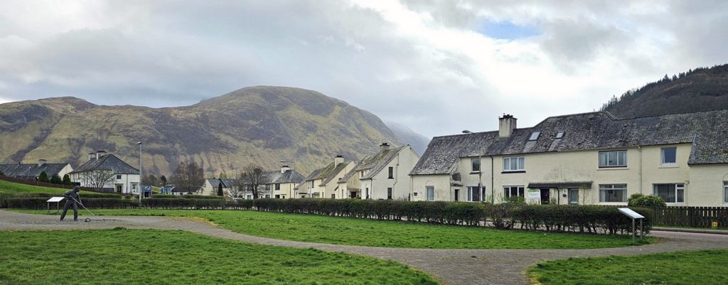 Wohnhäuser in Fort William mit Blick auf das schottische Hochland