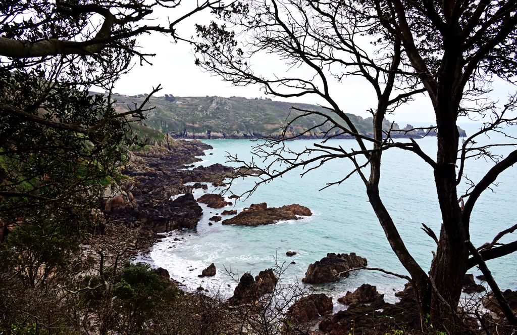 Blick auf die Küste von Guernsey am Jerbourg Point