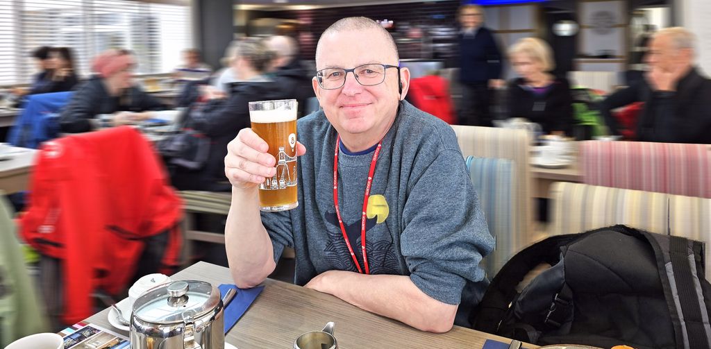 Zinni und sein Hafenbier auf Guernsey