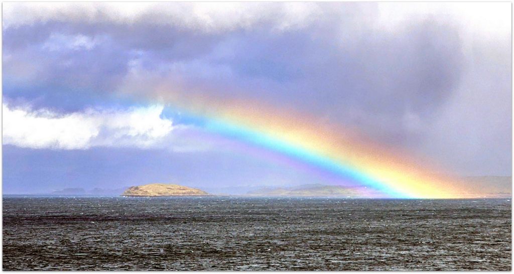 Ein Regenbogen nahe der Isle of Mull