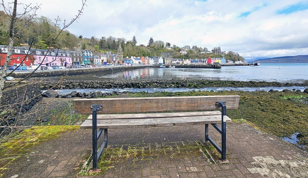 Bank mit Aussicht auf Tobermory auf der Isle of Mull