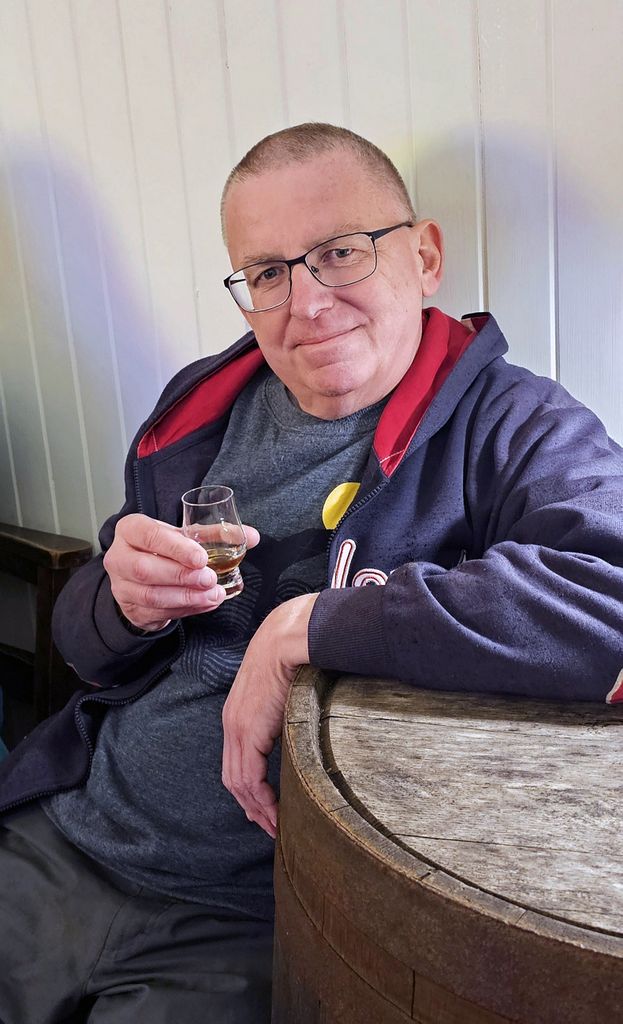 Zinni testet Whisky in der Destillerie von Tobermory auf der Isle of Mull