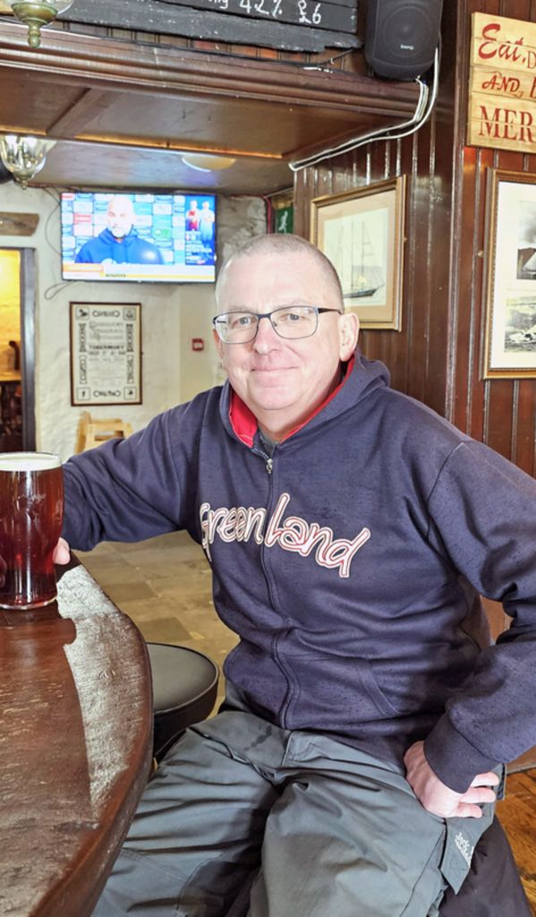 Zinni trinkt ein Ale in einem Pub in Tobermory auf der Isle of Mull