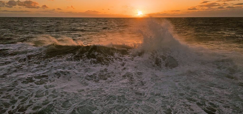 Sonnenuntergang, gesehen von der Silver Endeavour während der Kreuzfahrt rund um Großbritannien