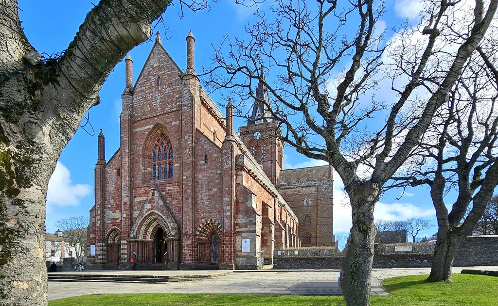 Die St. Magnus-Kathedrale in Kirkwall auf der Insel Mainland in Orkney