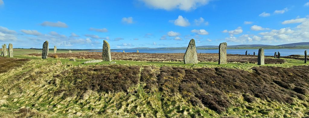 Der Ring von Brodgar mit seinen 104 Meter Durchmesser auf der Insel Mainland in Orkney