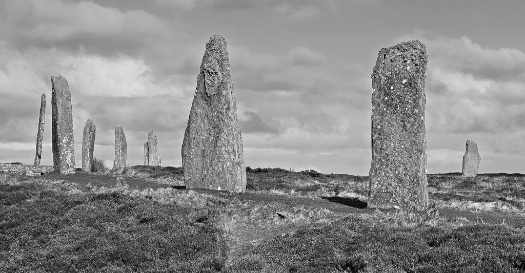 Teile des Ringes von Brodgar auf der Insel Mainland in Orkney
