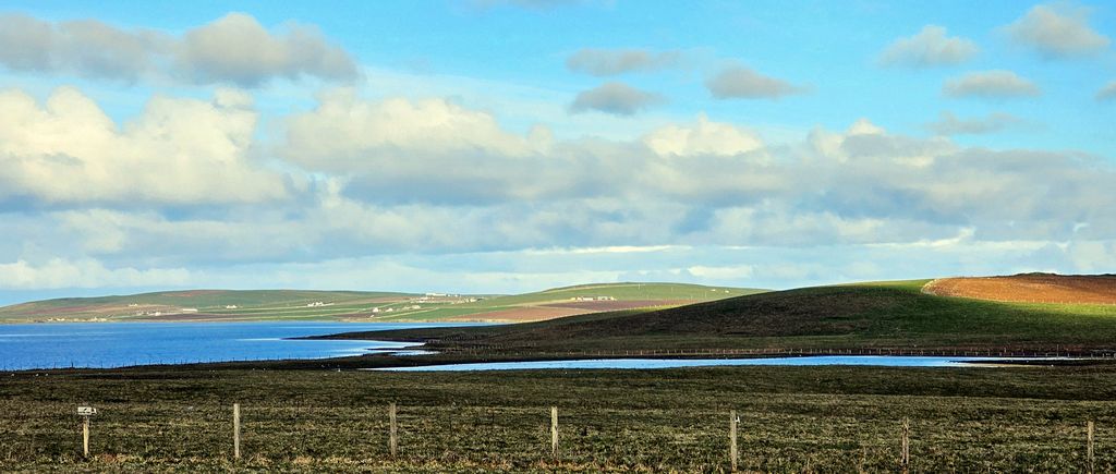 Die Landschaft in der Nähe vom Ring von Brodgar auf der Insel Mainland in Orkney