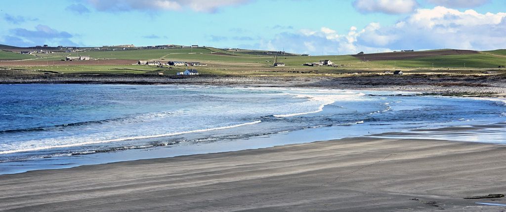 Der Strand nahe der Siedlung Skara Brae auf der Insel Mainland in Orkney