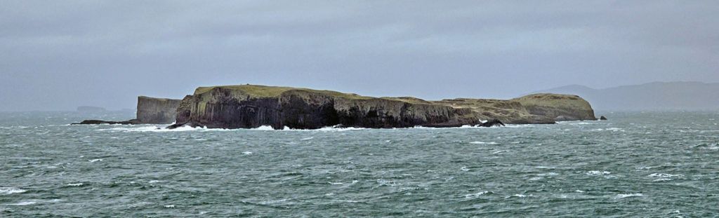 Die Insel Staffa nahe der Küste von Schottland