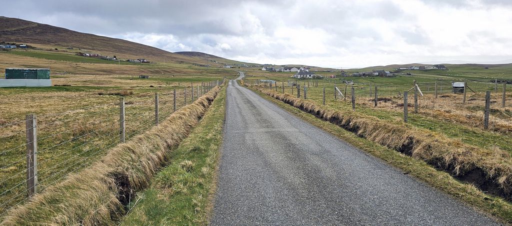 Eine Straße auf der Insel Bressay auf den Shetland-Inseln
