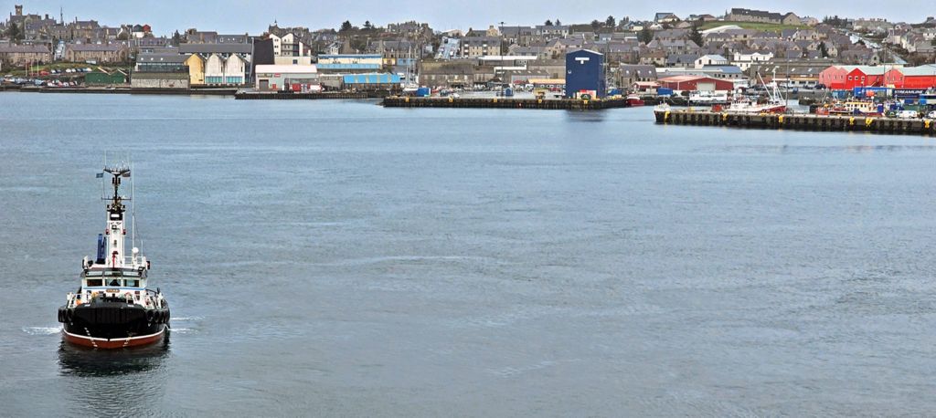 Fernsicht auf Lerwick auf den Shetland-Inseln