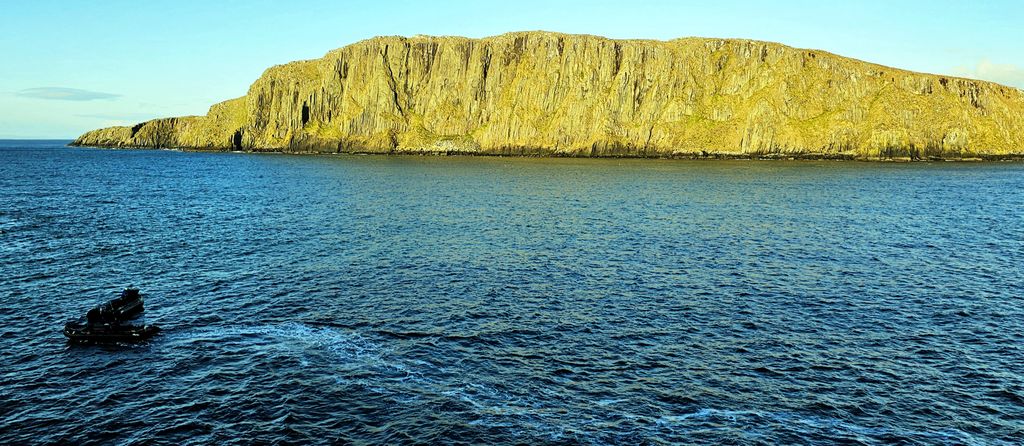 Blick auf die Zodiacs für den Transfer zu den Shiant Islands