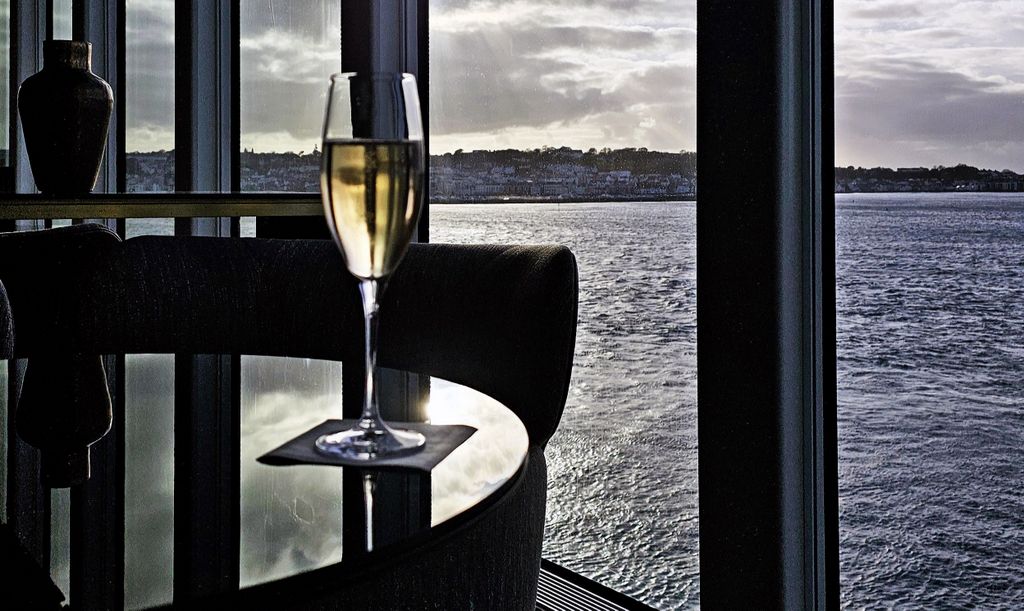 Champagner auf die gelungene Guernsey-Wanderung auf der Silver Endeavour während der Kreuzfahrt rund um Großbritannien