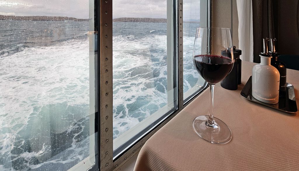 Rotwein auf der Silver Endeavour während der Kreuzfahrt rund um Großbritannien