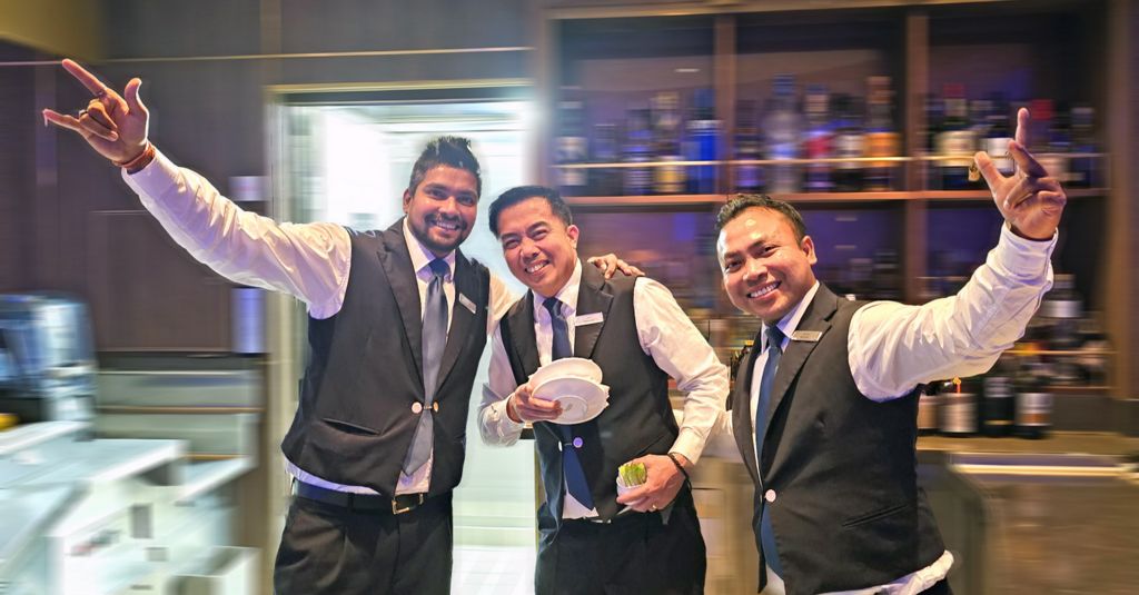 Gut gelaunte Barkeeper auf der Silver Endeavour