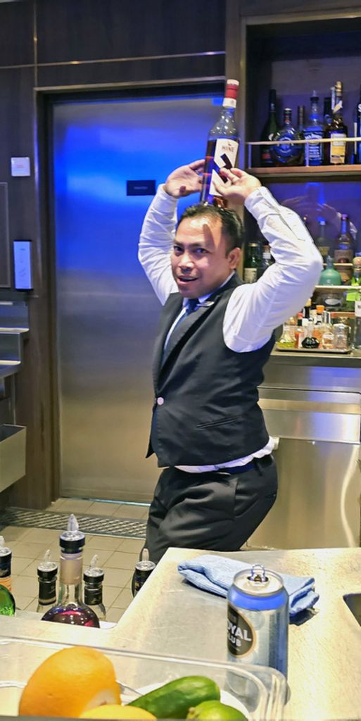 Ein gut gelaunter Barkeeper auf der Silver Endeavour