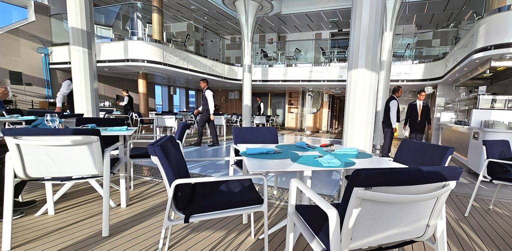 Frühstück im Restaurant „The Grill“ auf der Silver Endeavour während der Kreuzfahrt rund um Großbritannien