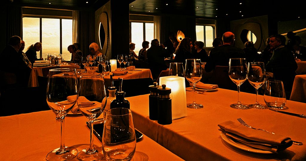 Das Hauptrestaurant auf der Silver Endeavour während der Kreuzfahrt rund um Großbritannien