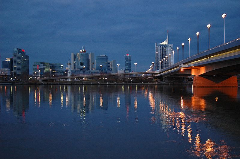 Blick auf Donau und UNO