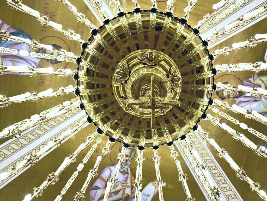 Ein Kronleuchter in der Krypta im Dom des Heiligen Sava in Belgrad